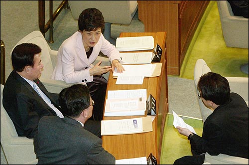 16일 국회 경제정치분야 대정부질문이 열린 본회의장에서 박근혜 대표와 김덕룡 원내대표, 이한구 정책위의장, 남경필 수석부대표가 무언가를 논의하고 있다. 